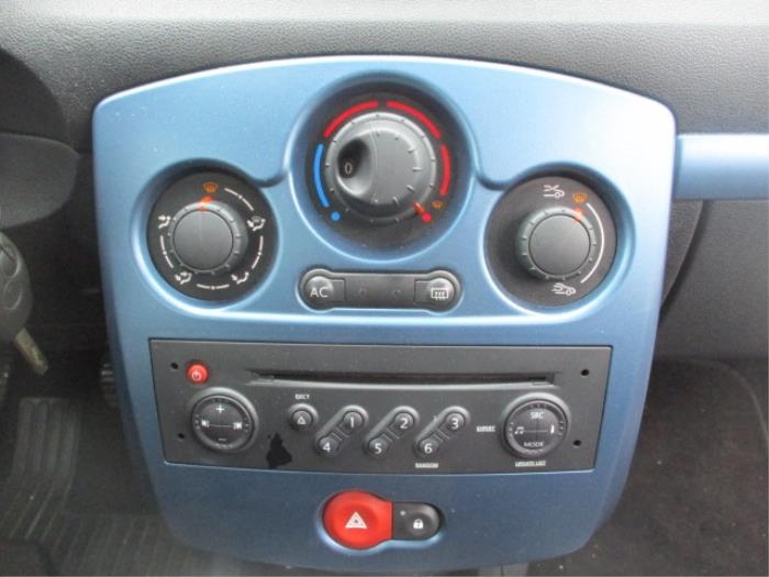 Rear window heating switch from a Renault Clio III (BR/CR) 1.2 16V 75 2008