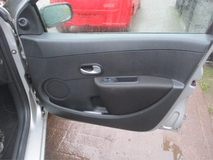 Uchwyt drzwi prawych przednich wersja 4-drzwiowa z Renault Clio III (BR/CR) 1.2 16V 75 2008