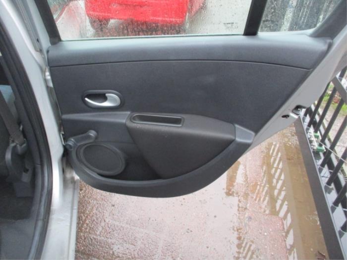 Tapizado de puerta de 4 puertas derecha detrás de un Renault Clio III (BR/CR) 1.2 16V 75 2008