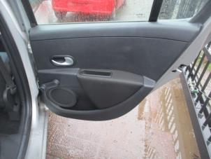Używane Tapicerka drzwi prawych tylnych wersja 4-drzwiowa Renault Clio III (BR/CR) 1.2 16V 75 Cena na żądanie oferowane przez Boekholt autodemontage B.V