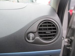 Usados Rejilla de aire de salpicadero Renault Clio III (BR/CR) 1.2 16V 75 Precio de solicitud ofrecido por Boekholt autodemontage B.V