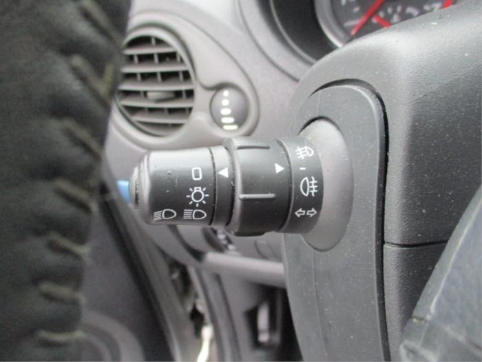 Interruptor de luz de un Renault Clio III (BR/CR) 1.2 16V 75 2008