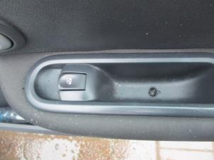 Used Electric window switch Renault Clio III (BR/CR) 1.2 16V 75 Price on request offered by Boekholt autodemontage B.V
