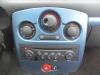 Radio CD player from a Renault Clio III (BR/CR), 2005 / 2014 1.2 16V 75, Hatchback, Petrol, 1.149cc, 55kW (75pk), FWD, D4F740; D4FD7; D4F706; D4F764; D4FE7, 2005-06 / 2014-12, BR/CR1J; BR/CRCJ; BR/CR1S; BR/CR9S; BR/CRCS; BR/CRFU; BR/CR3U; BR/CRP3 2008