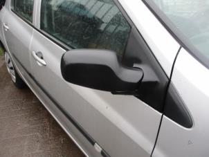 Used Wing mirror, right Renault Clio III (BR/CR) 1.2 16V 75 Price on request offered by Boekholt autodemontage B.V