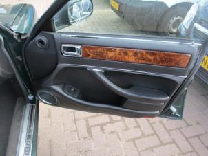 Używane Uchwyt drzwi prawych przednich wersja 4-drzwiowa Jaguar XJ6 (X300) 3.2 24V Cena na żądanie oferowane przez Boekholt autodemontage B.V