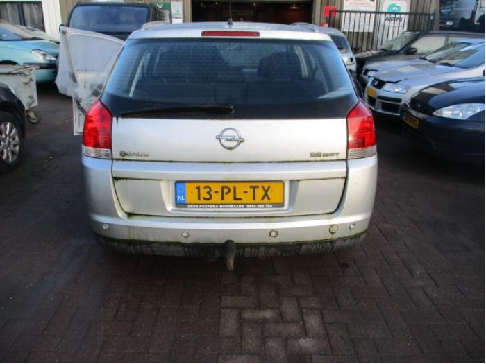 Brazo de limpiaparabrisas detrás de un Opel Signum (F48) 2.2 DGI 16V 2004