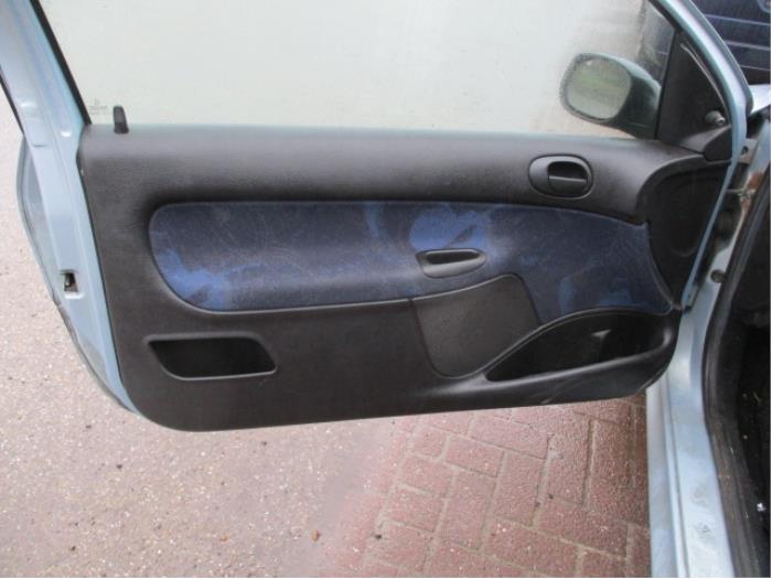 Door handle 2-door, left from a Peugeot 206 (2A/C/H/J/S) 1.4 XR,XS,XT,Gentry 2000
