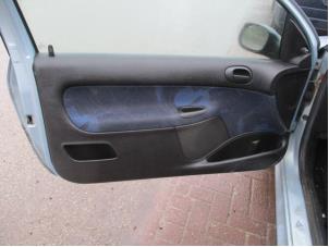 Used Door handle 2-door, left Peugeot 206 (2A/C/H/J/S) 1.4 XR,XS,XT,Gentry Price on request offered by Boekholt autodemontage B.V