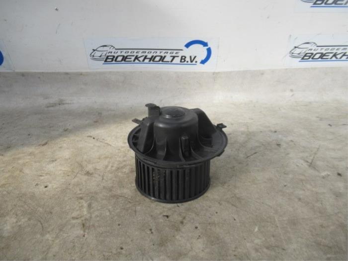 Heating and ventilation fan motor from a Volkswagen Touran (1T1/T2) 1.6 FSI 16V 2003