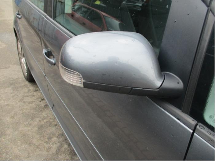 Wing mirror, right from a Volkswagen Touran (1T1/T2) 1.6 FSI 16V 2003