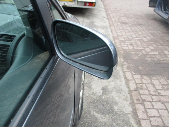 Wing mirror, right from a Volkswagen Touran (1T1/T2) 1.6 FSI 16V 2003
