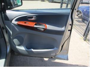 Używane Uchwyt drzwi prawych przednich wersja 4-drzwiowa Toyota Previa (R3) 2.0 D-4D 16V Cena na żądanie oferowane przez Boekholt autodemontage B.V
