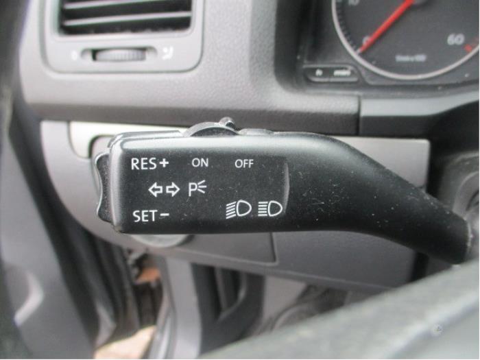 Interruptor de indicador de dirección de un Volkswagen Golf V (1K1) 1.9 TDI 2005
