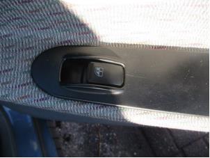 Used Electric window switch Kia Rio (DC12) 1.5 RS,LS 16V Price on request offered by Boekholt autodemontage B.V
