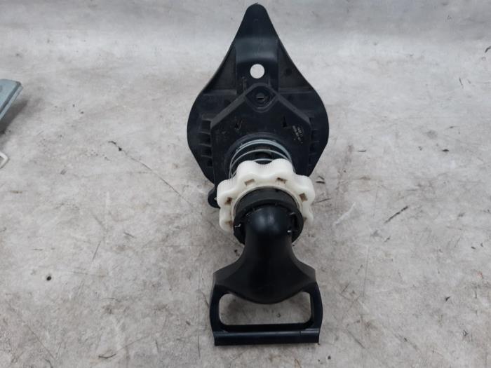 Spare wheel mechanism from a Renault Clio III (BR/CR) 1.2 16V 75 2011