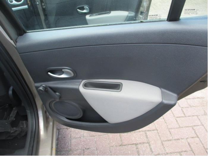 Klamka okienna z Renault Clio III (BR/CR) 1.2 16V 75 2011