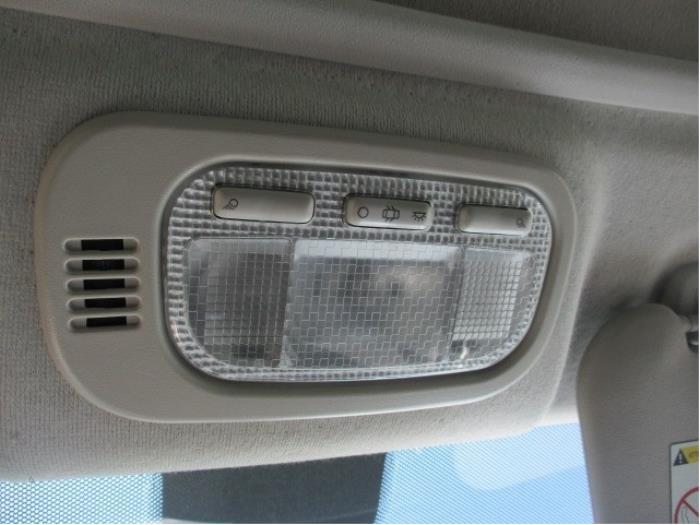 Eclairage intérieur avant d'un Peugeot 207 SW (WE/WU) 1.6 HDi 16V 2010