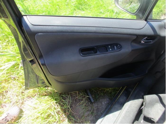 Door trim 4-door, front left from a Peugeot 207 SW (WE/WU) 1.6 HDi 16V 2010