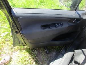 Używane Tapicerka drzwi lewych przednich wersja 4-drzwiowa Peugeot 207 SW (WE/WU) 1.6 HDi 16V Cena € 50,00 Procedura marży oferowane przez Boekholt autodemontage B.V