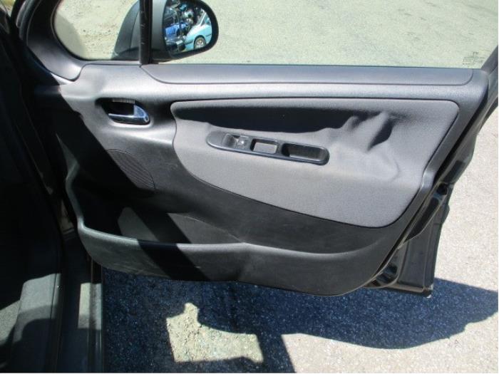 Tapizado de puerta de 4 puertas derecha delante de un Peugeot 207 SW (WE/WU) 1.6 HDi 16V 2010