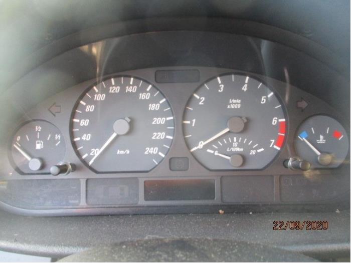 Instrument panel from a BMW 3 serie (E46/2) 318 Ci 2000