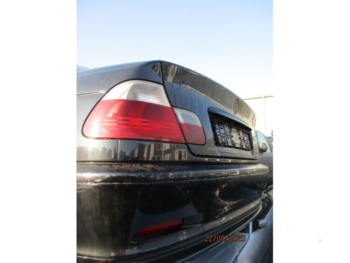 Luz trasera izquierda de un BMW 3 serie (E46/2) 318 Ci 2000