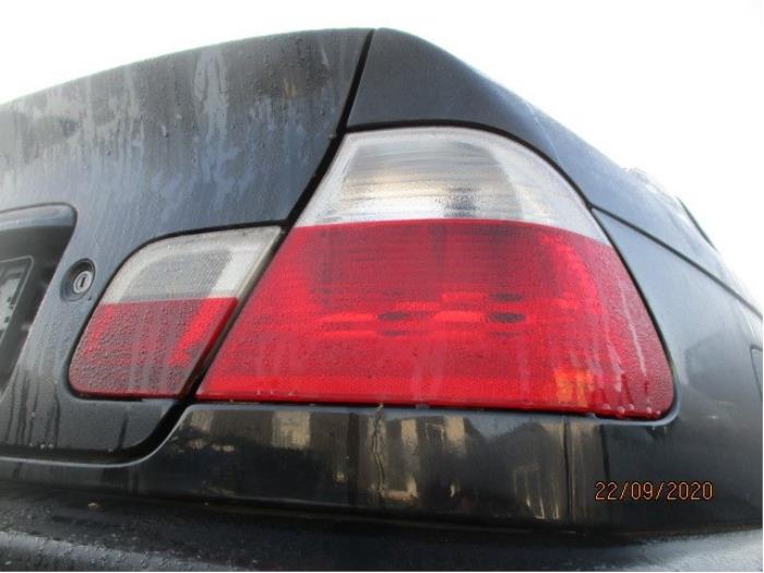 Feu arrière secondaire droit d'un BMW 3 serie (E46/2) 318 Ci 2000