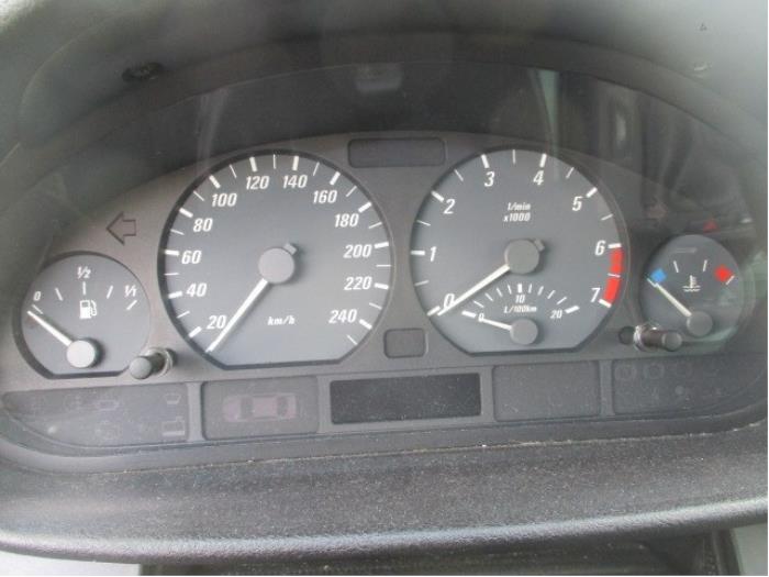 Instrument panel from a BMW 3 serie (E46/2) 318 Ci 2000