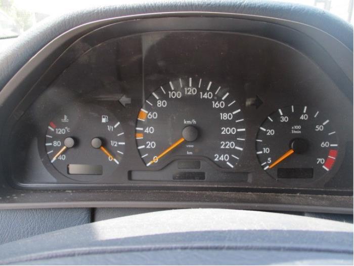 Instrument panel from a Mercedes-Benz E Combi (S210) 2.3 E-230 16V 1996