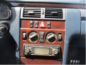 Usados Panel de control de calefacción Mercedes E Combi (S210) 2.3 E-230 16V Precio de solicitud ofrecido por Boekholt autodemontage B.V