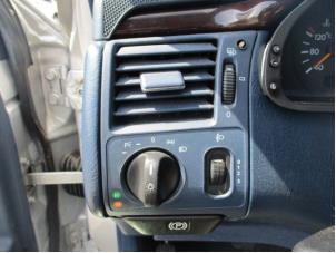 Usados Rejilla de aire de salpicadero Mercedes E Combi (S210) 2.3 E-230 16V Precio de solicitud ofrecido por Boekholt autodemontage B.V