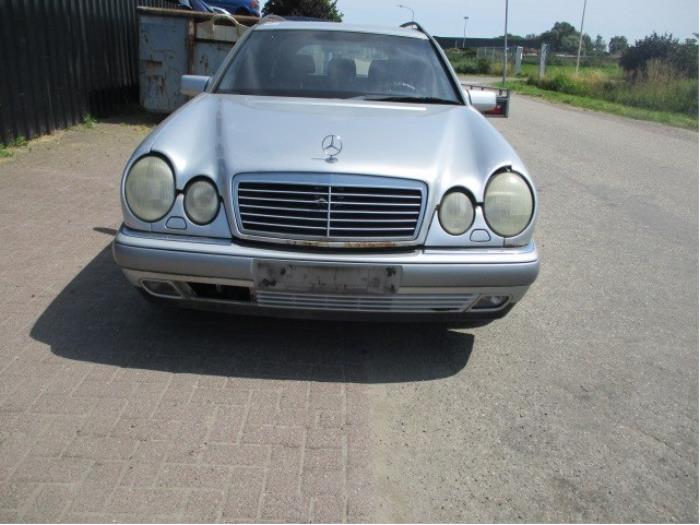 Capó de un Mercedes-Benz E Combi (S210) 2.3 E-230 16V 1996