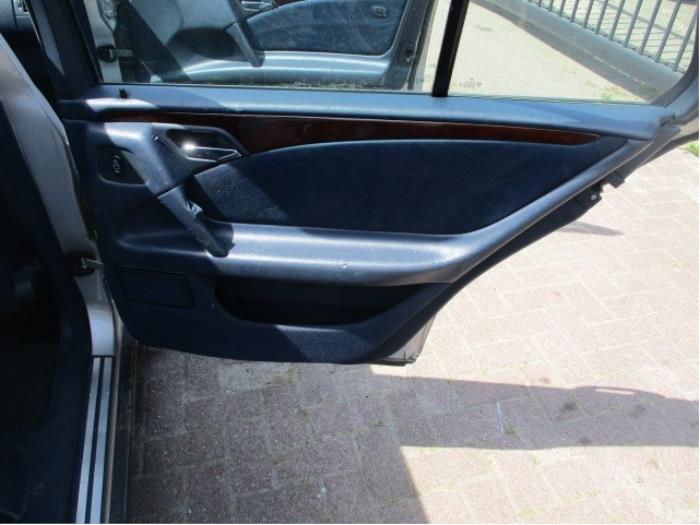 Revêtement portière haut 4portes arrière droite d'un Mercedes-Benz E Combi (S210) 2.3 E-230 16V 1996