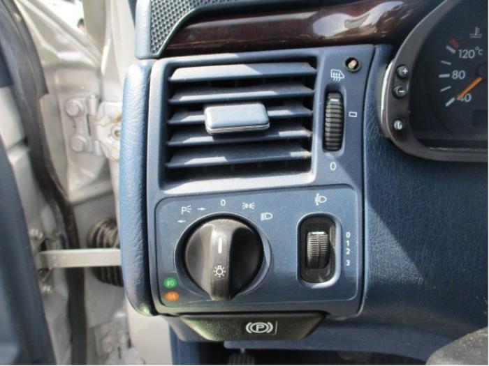 Interruptor faro lhv de un Mercedes-Benz E Combi (S210) 2.3 E-230 16V 1996