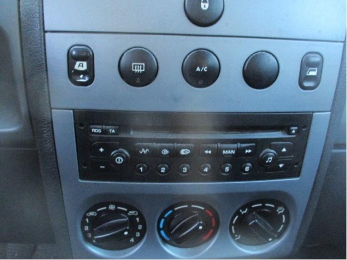 Radio CD player from a Peugeot Partner Combispace 1.6 16V 2005