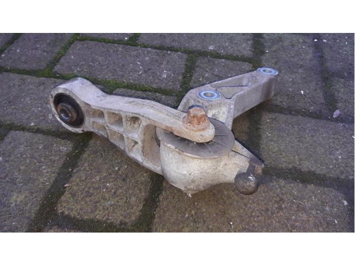 Engine mount from a Opel Corsa C (F08/68) 1.0 12V 2002