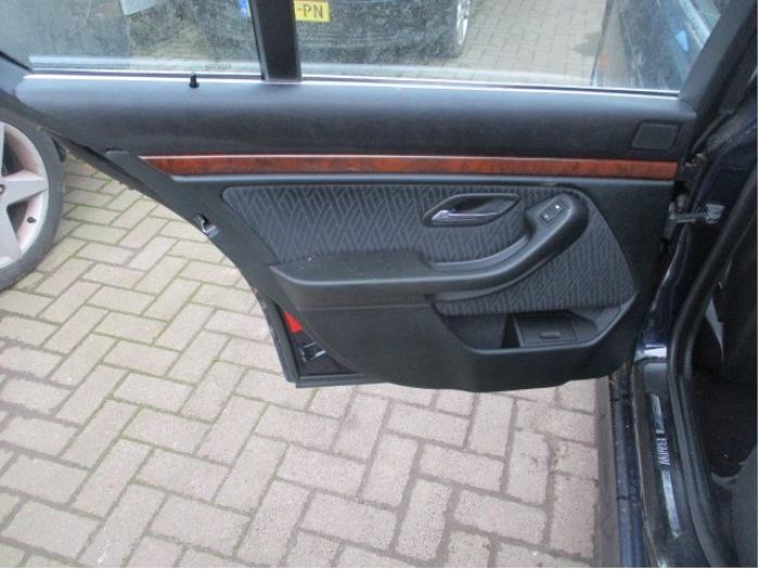 Türverkleidung 4-türig links hinten van een BMW 5 serie (E39)  2001