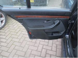 Używane Tapicerka drzwi lewych tylnych wersja 4-drzwiowa BMW 5 serie (E39) Cena na żądanie oferowane przez Boekholt autodemontage B.V