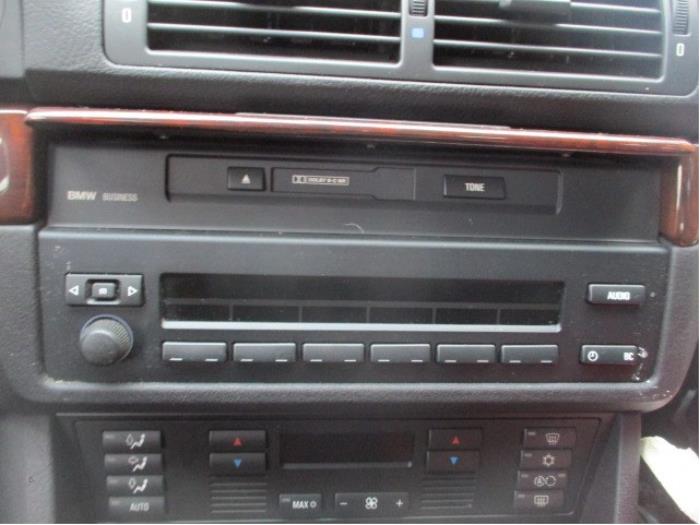 Reproductor de casetes y radio de un BMW 5 serie (E39)  2001