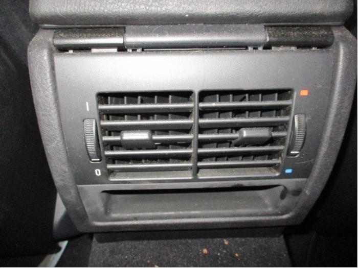 Rejilla de aire de salpicadero de un BMW 5 serie (E39)  2001