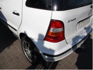 Używane Dodatkowa szyba lewa tylna wersja 4-drzwiowa Mercedes A (W168) 1.4 A-140 Cena € 50,00 Procedura marży oferowane przez Boekholt autodemontage B.V