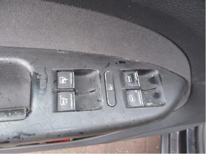 Interruptor de ventanilla eléctrica de un Volkswagen Touran (1T1/T2) 1.6 FSI 16V 2003