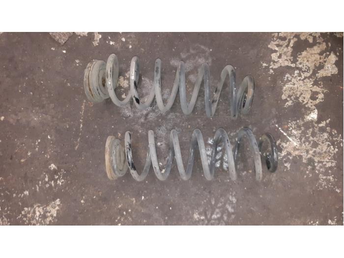 Rear coil spring from a Volkswagen Touran (1T1/T2) 1.6 FSI 16V 2003