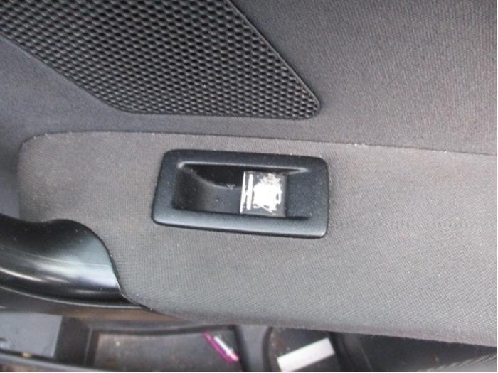 Interruptor de ventanilla eléctrica de un Volkswagen Touran (1T1/T2) 1.6 FSI 16V 2003