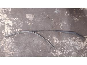 Used Front wiper arm Volkswagen Touran (1T1/T2) 1.6 FSI 16V Price on request offered by Boekholt autodemontage B.V