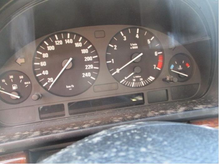 Odometer KM from a BMW 5 serie (E39) 520i 24V 2000