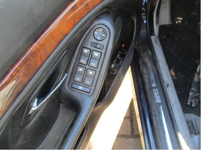 Interruptor de retrovisor de un BMW 5 serie (E39) 520i 24V 2000