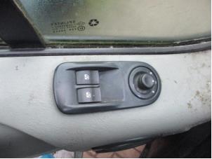 Usados Interruptor de ventanilla eléctrica Renault Trafic New (FL) 2.0 dCi 16V 90 Precio € 25,00 Norma de margen ofrecido por Boekholt autodemontage B.V