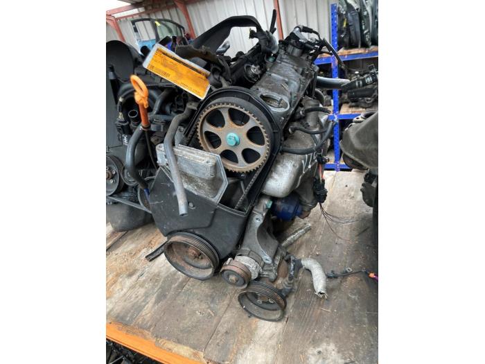 Engine from a Volkswagen Polo III (6N2) 1.0 2001